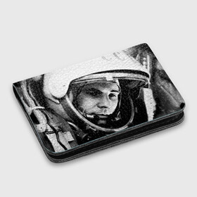 Картхолдер с принтом с принтом Юрий Гагарин в Петрозаводске, натуральная матовая кожа | размер 7,3 х 10 см; кардхолдер имеет 4 кармана для карт; | Тематика изображения на принте: первый космонавт