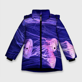 Зимняя куртка для девочек 3D с принтом Розовые медузы в Петрозаводске, ткань верха — 100% полиэстер; подклад — 100% полиэстер, утеплитель — 100% полиэстер. | длина ниже бедра, удлиненная спинка, воротник стойка и отстегивающийся капюшон. Есть боковые карманы с листочкой на кнопках, утяжки по низу изделия и внутренний карман на молнии. 

Предусмотрены светоотражающий принт на спинке, радужный светоотражающий элемент на пуллере молнии и на резинке для утяжки. | Тематика изображения на принте: аквариум | вода | дайвинг | милые | море | океан | плывет | подводный мир | рыбалка | рыбка | рыбы | стая | фауна