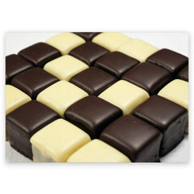 Поздравительная открытка с принтом Шоколадные конфеты в Петрозаводске, 100% бумага | плотность бумаги 280 г/м2, матовая, на обратной стороне линовка и место для марки
 | десерт | еда | конфеты | сладкое | структуры | шахматы | шоколад