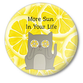 Значок с принтом More Sun In Your Life в Петрозаводске,  металл | круглая форма, металлическая застежка в виде булавки | cat | kitty | lemon | lemonade | limon | pussycat | summer | жара | желтый | кот | котенок | котики | котэ | кошка | лемон | лемонад | лето | лимон | лимонад | позитив | серый | сок | солнце | сочный | фрукт | цитрус | черный | яркий