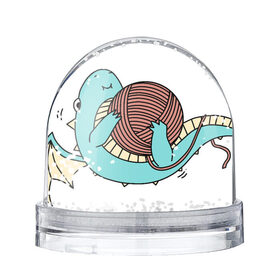 Снежный шар с принтом Маленький дракончик в Петрозаводске, Пластик | Изображение внутри шара печатается на глянцевой фотобумаге с двух сторон | динозавр | дракон | дракончик | клубок | малыш | нитки