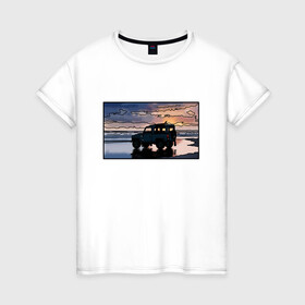 Женская футболка хлопок с принтом Land Rover Defender на закате в Петрозаводске, 100% хлопок | прямой крой, круглый вырез горловины, длина до линии бедер, слегка спущенное плечо | land rover defender | водитель | доска | закат | машина | море | небо | отлив | прилив | сёрфинг | старый дефендер | тень