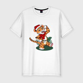 Мужская футболка хлопок Slim с принтом Новогодний тигр 2022 в Петрозаводске, 92% хлопок, 8% лайкра | приталенный силуэт, круглый вырез ворота, длина до линии бедра, короткий рукав | Тематика изображения на принте: 2022 | зимний тигр | качок | новый год | подарок на новый год | сильный | стоит | тигр в новогодней шапке | тигренок | хвастается