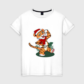 Женская футболка хлопок с принтом Новогодний тигр 2022 в Петрозаводске, 100% хлопок | прямой крой, круглый вырез горловины, длина до линии бедер, слегка спущенное плечо | 2022 | зимний тигр | качок | новый год | подарок на новый год | сильный | стоит | тигр в новогодней шапке | тигренок | хвастается