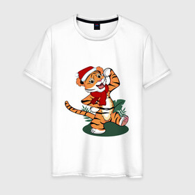 Мужская футболка хлопок с принтом Новогодний тигр 2022 в Петрозаводске, 100% хлопок | прямой крой, круглый вырез горловины, длина до линии бедер, слегка спущенное плечо. | 2022 | зимний тигр | качок | новый год | подарок на новый год | сильный | стоит | тигр в новогодней шапке | тигренок | хвастается