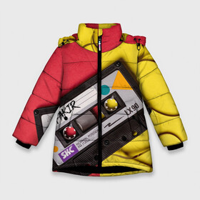 Зимняя куртка для девочек 3D с принтом FULL OLD DCHOOL в Петрозаводске, ткань верха — 100% полиэстер; подклад — 100% полиэстер, утеплитель — 100% полиэстер. | длина ниже бедра, удлиненная спинка, воротник стойка и отстегивающийся капюшон. Есть боковые карманы с листочкой на кнопках, утяжки по низу изделия и внутренний карман на молнии. 

Предусмотрены светоотражающий принт на спинке, радужный светоотражающий элемент на пуллере молнии и на резинке для утяжки. | Тематика изображения на принте: fakir | желтый | кассета | красный | пленка